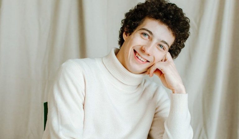 Чарли Чаплин, соғыс, өнер: Астанада спектакль қойған 25 жастағы ресейлік режиссермен сұқбат